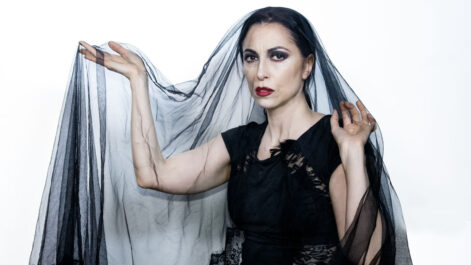 Silversnake Michelle black make up dark 2024